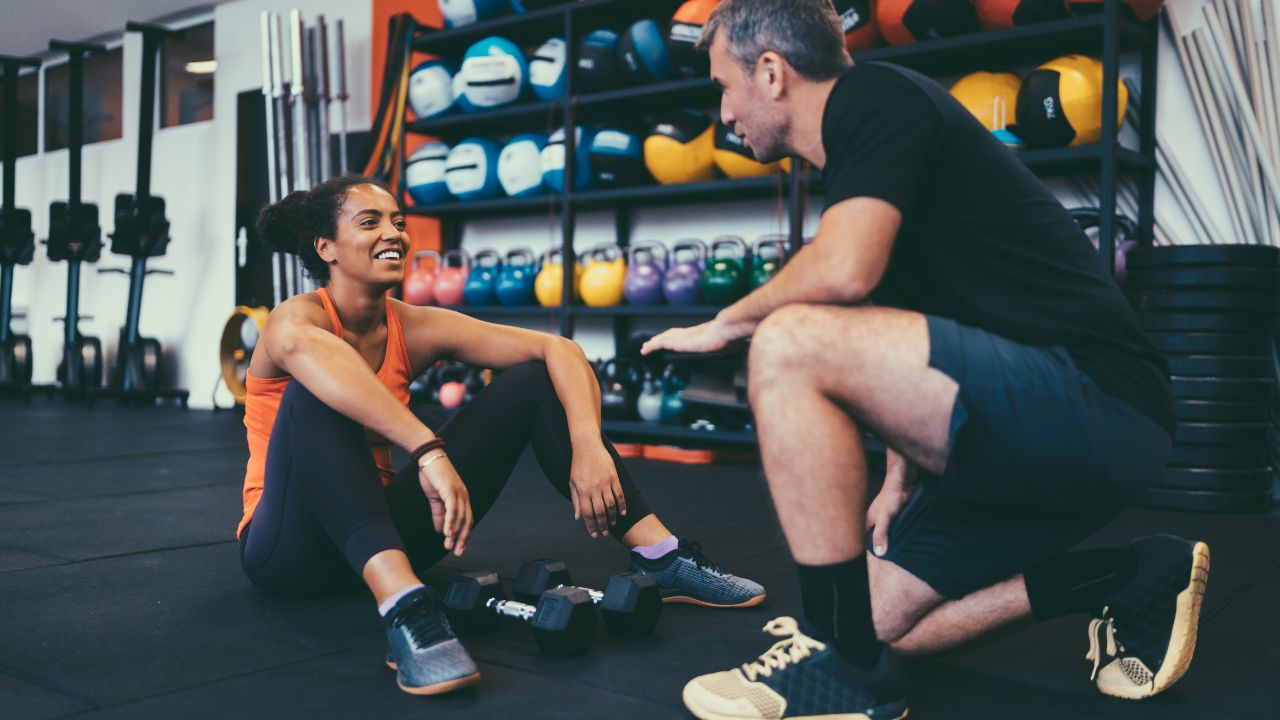 Qué diferencia un entrenamiento personal en Mugendo Poblenou de un gimnasio tradicional